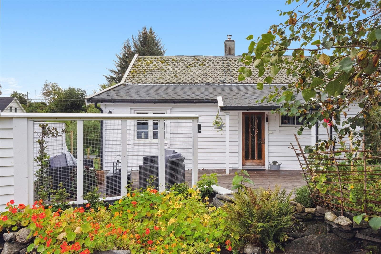 Koselig hus hvor kledning, vinduer og isolasjon ble skiftet i 2016/2023. Galleribilde