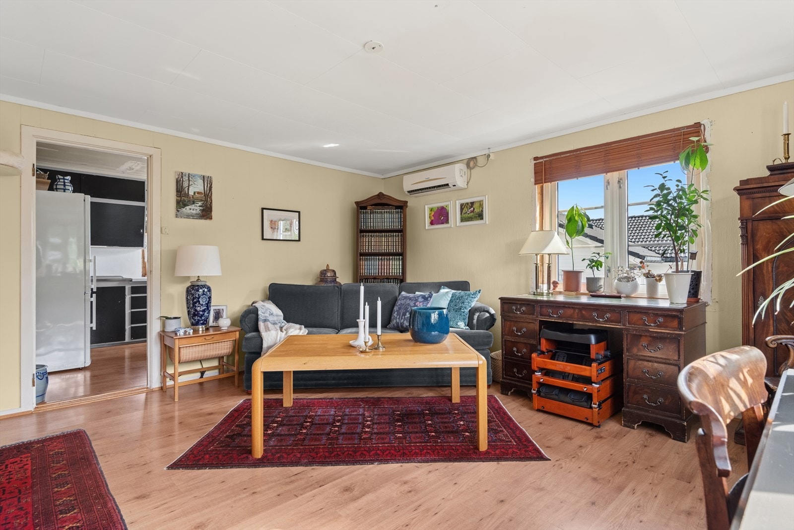 Stue med varmepumpe og peisovn. Galleribilde