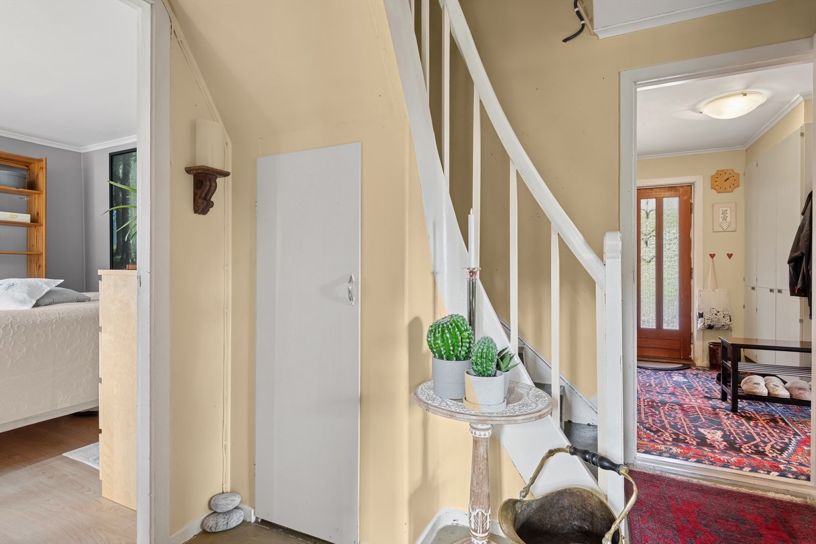 Hall med trappeløp opp til 2.etg. Galleribilde