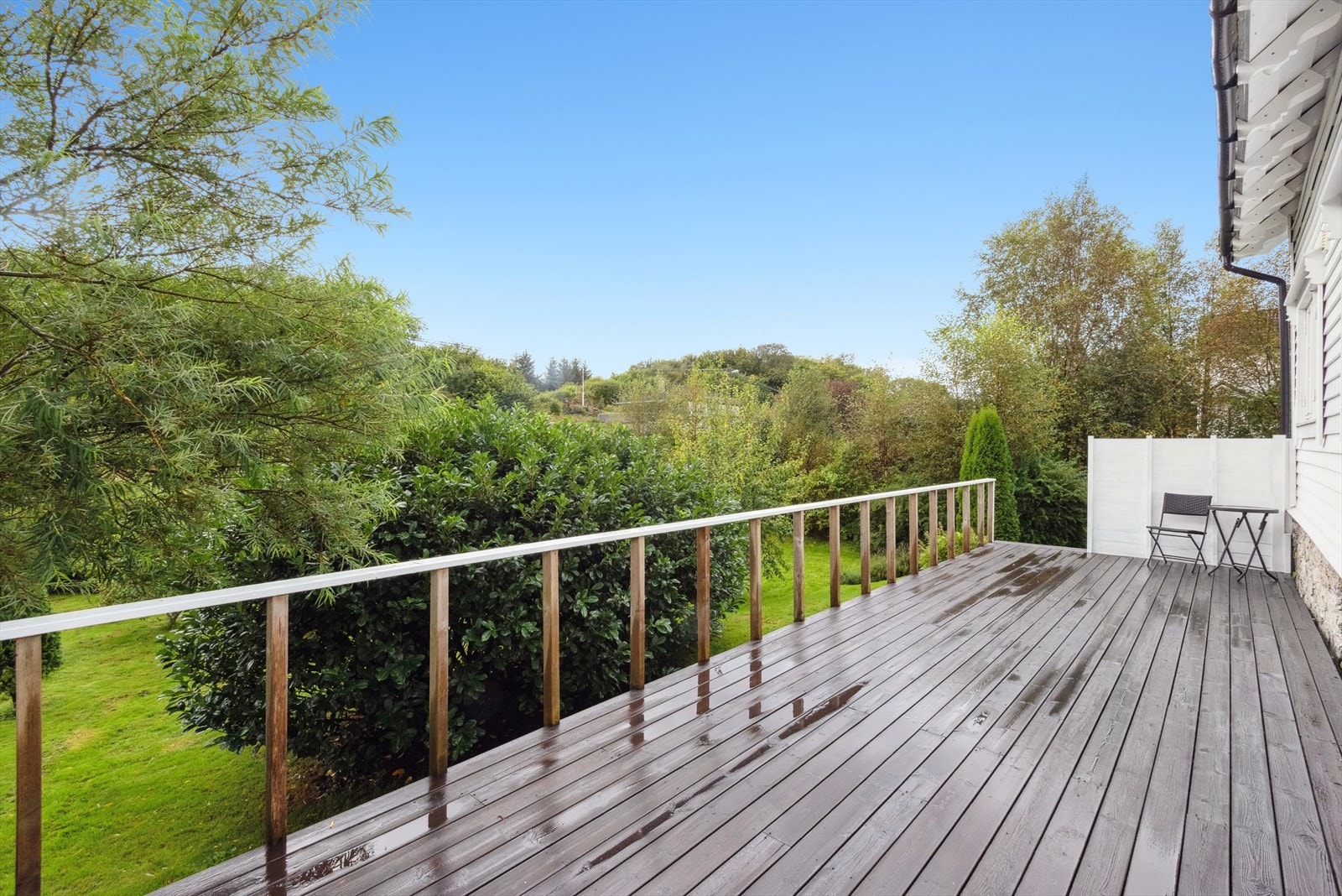 Terrasse utenfor stue i impregnert treverk. Areal er målt til ca. 29 m² Galleribilde