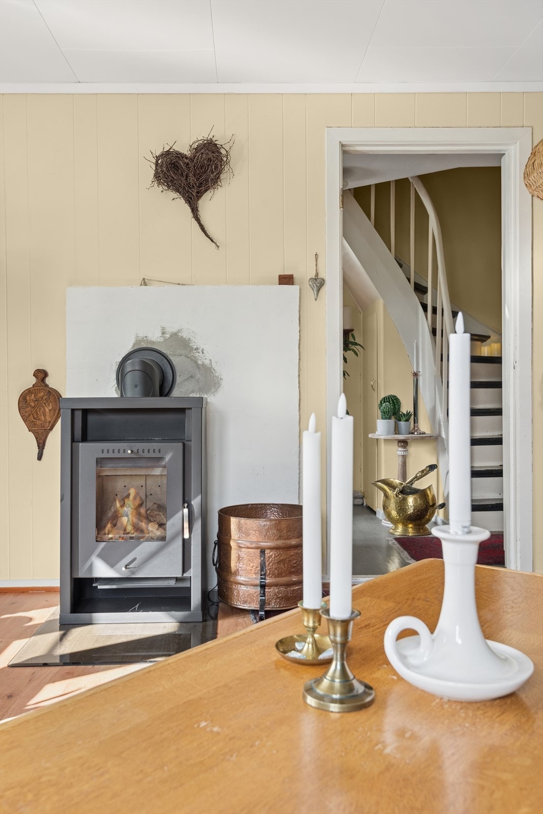 Peisovn fra 2009 og mursteinspipe med nytt røykrør montert i 2019 Galleribilde