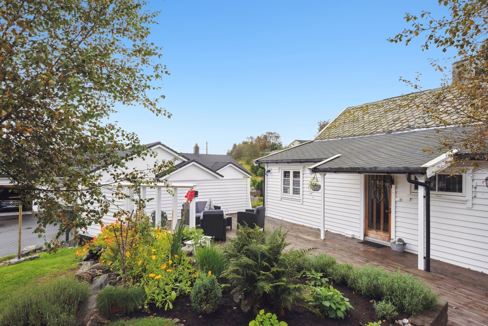 Terrasse ved inngangsparti har en lun og skjermet beliggenhet. Galleribilde