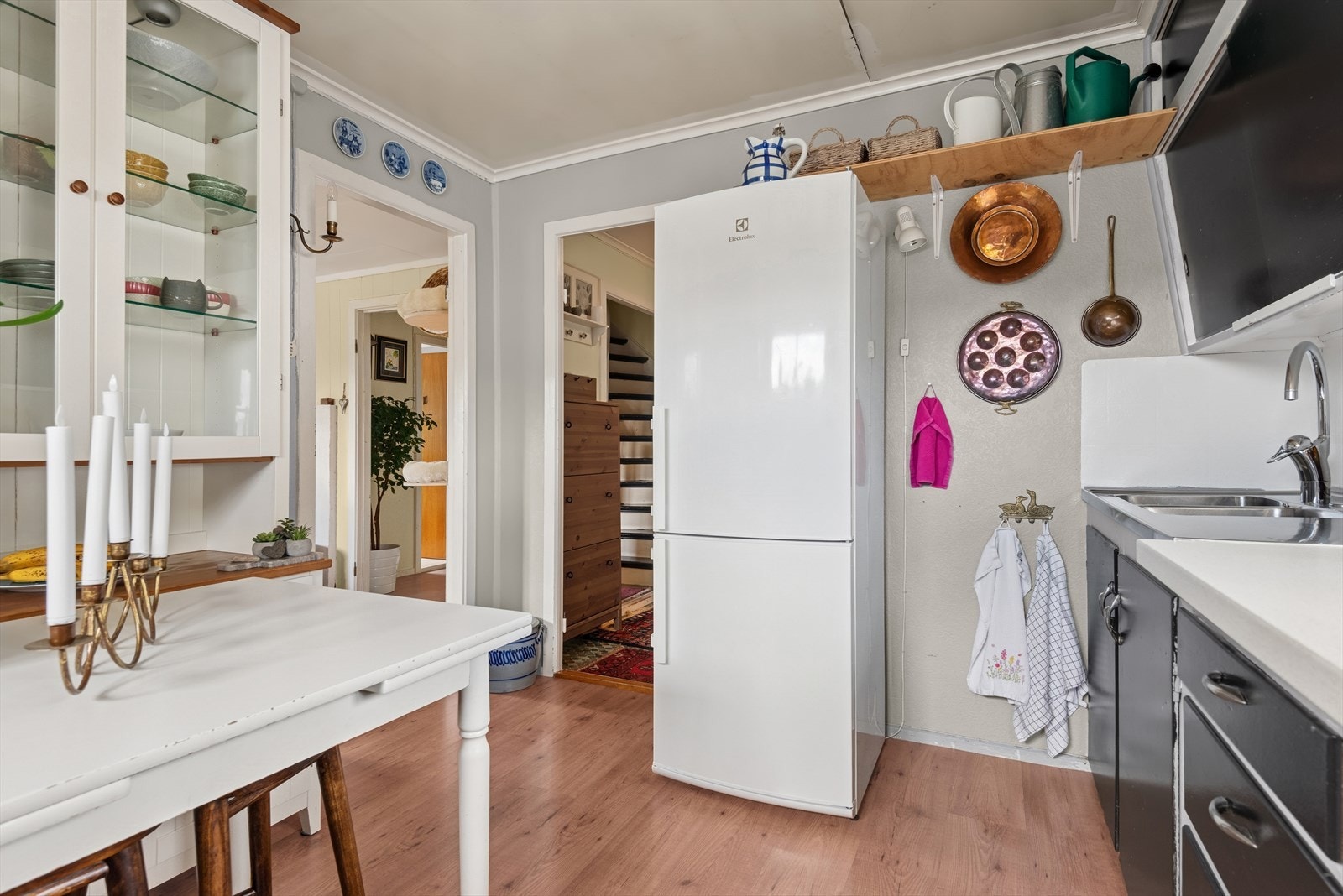 Kjøkken med spiseplass. Galleribilde