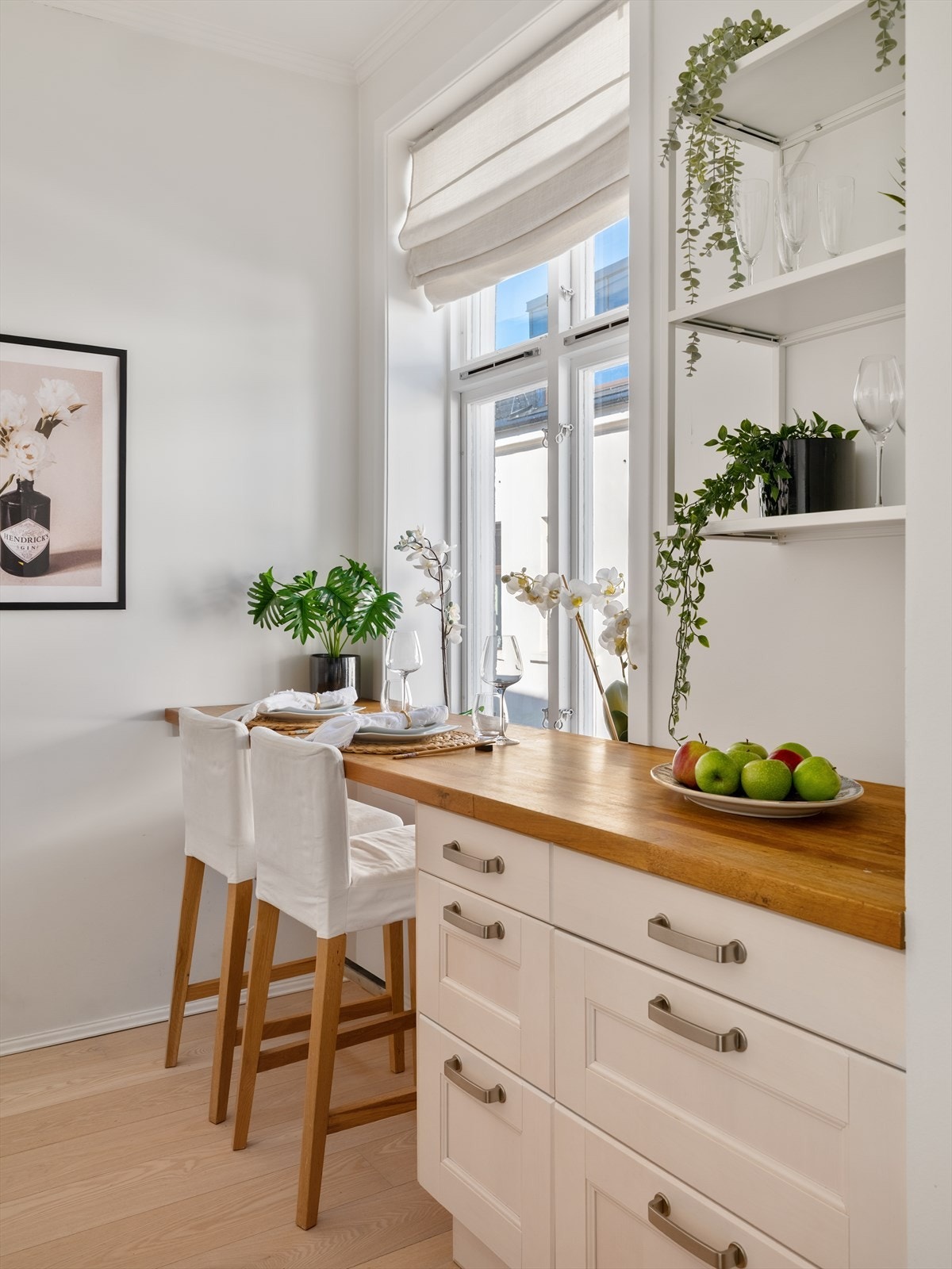 Det er rikelig med skap- og benkeplass. Svært praktisk løsning med benkeplaten Galleribilde
