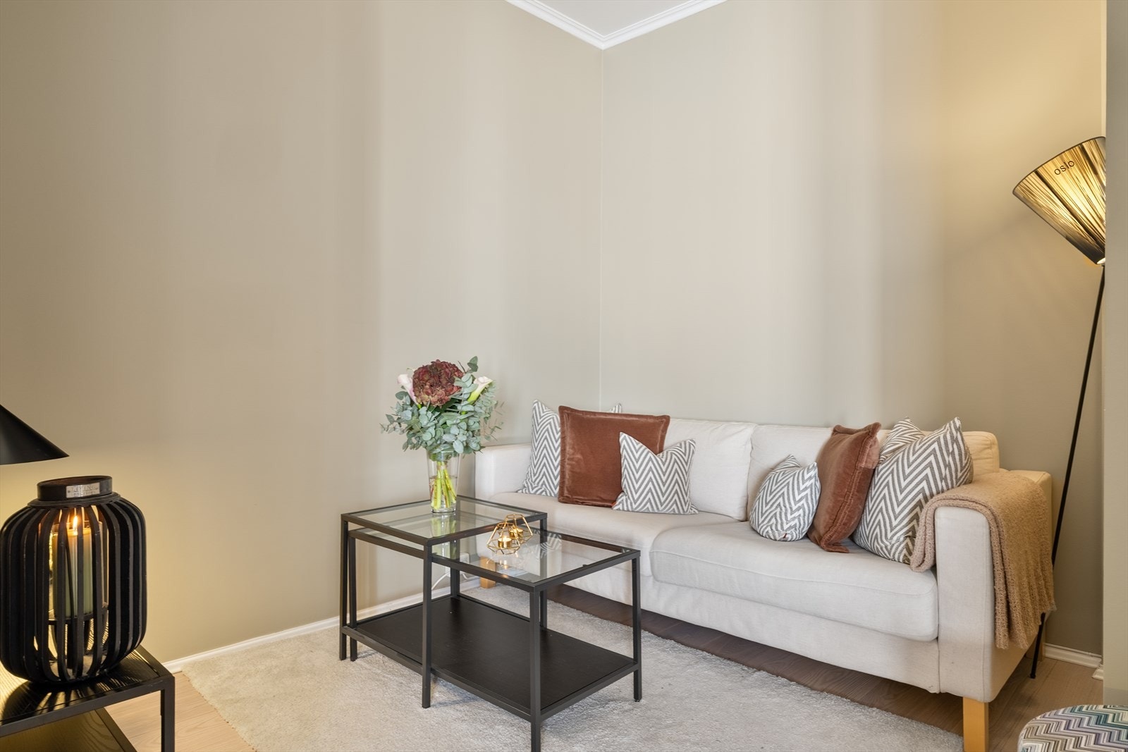 Hyggelig sofakrok med god plass til sofa, stuebord og annet tilhørende møblement Galleribilde