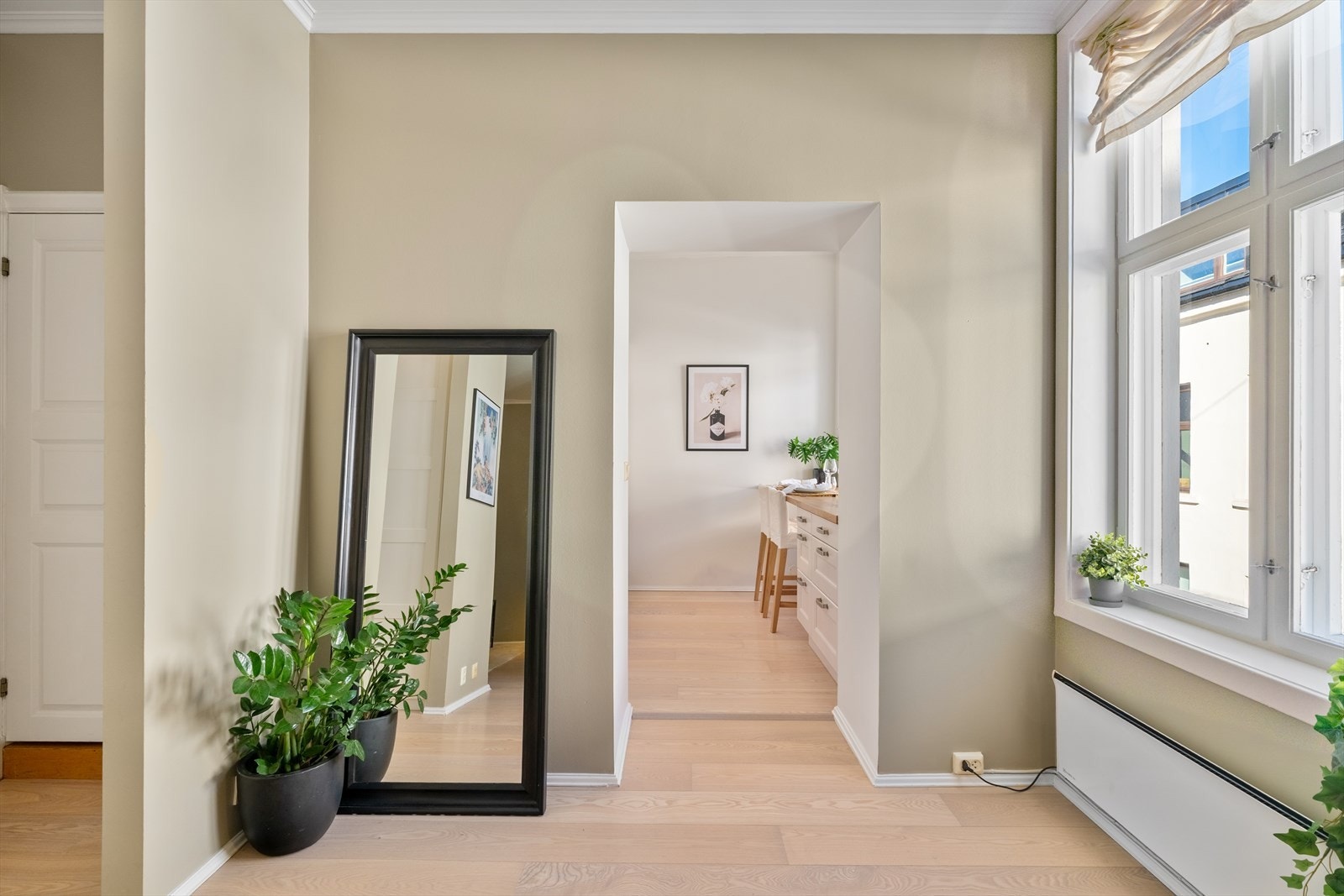 Leiligheten har store vindusflater som slipper inn rikelig med dagslys Galleribilde