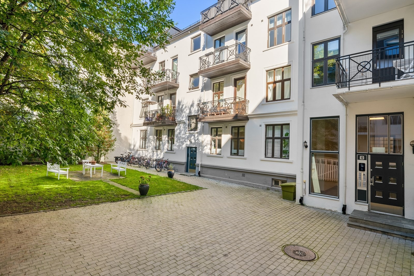 Bygården og leilighetene ble ombygd og pusset opp i 1998/99 og fremstår som velholdt og innbydende Galleribilde