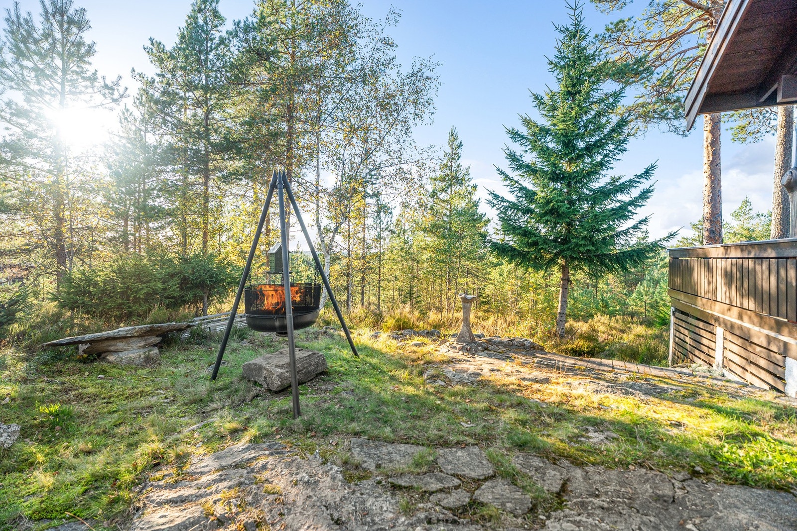 Koselig bålpanneplass rett på utsiden av hytta. Galleribilde