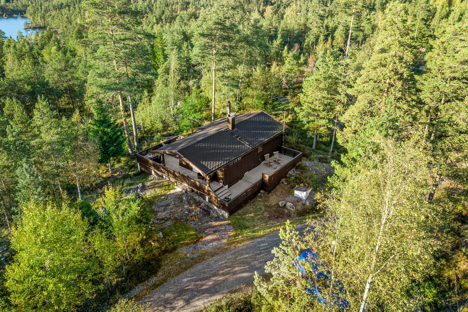 Tomten er solrik og ligger en fin rusletur unna Holvannet. Galleribilde