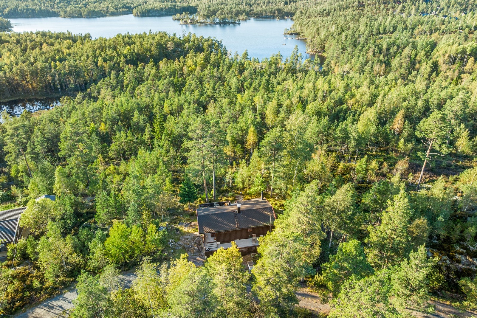 Eiendommen ligger på Aarbu hyttefelt, syd for Aremark sentrum, i Aremark kommune. Området består av spredt hyttebebyggelse og større friluftsområder. Galleribilde
