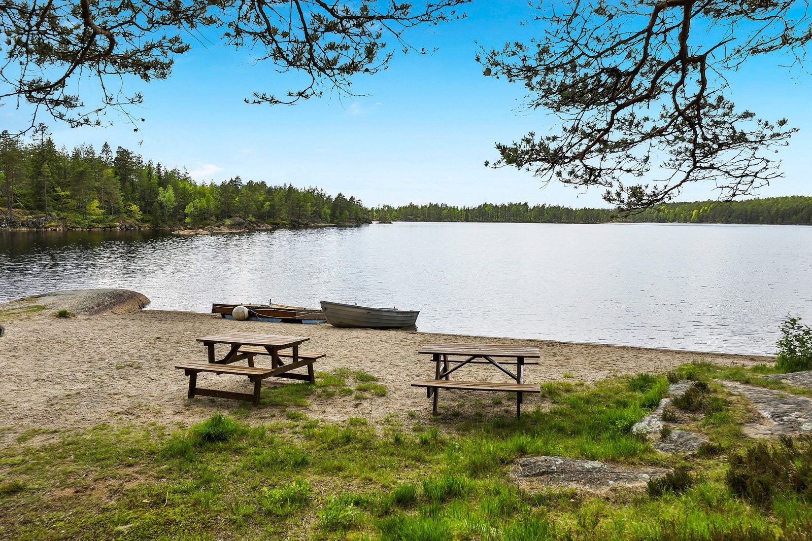 Velforeningen har opparbeidet brygge med felles båter som kan disponeres av hytteeiendommene på feltet. Galleribilde