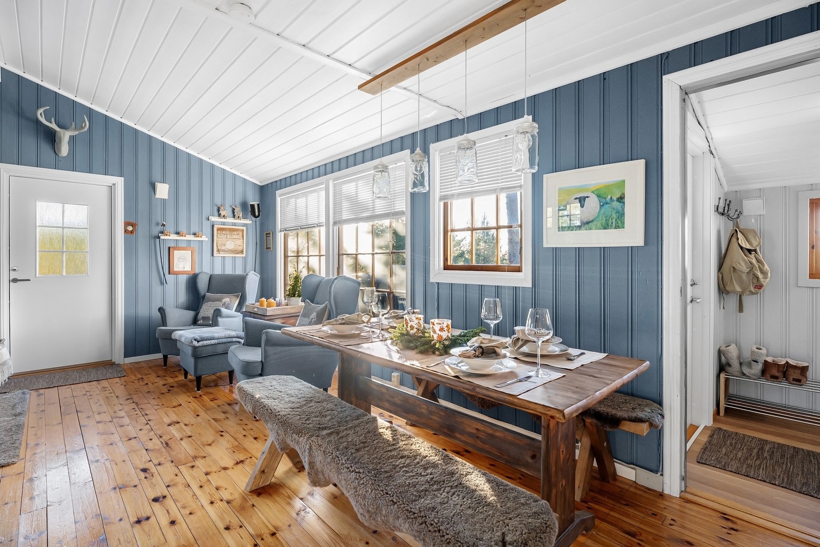 Hytta innehar entré, bad, stue, kjøkken og to soverom. Galleribilde