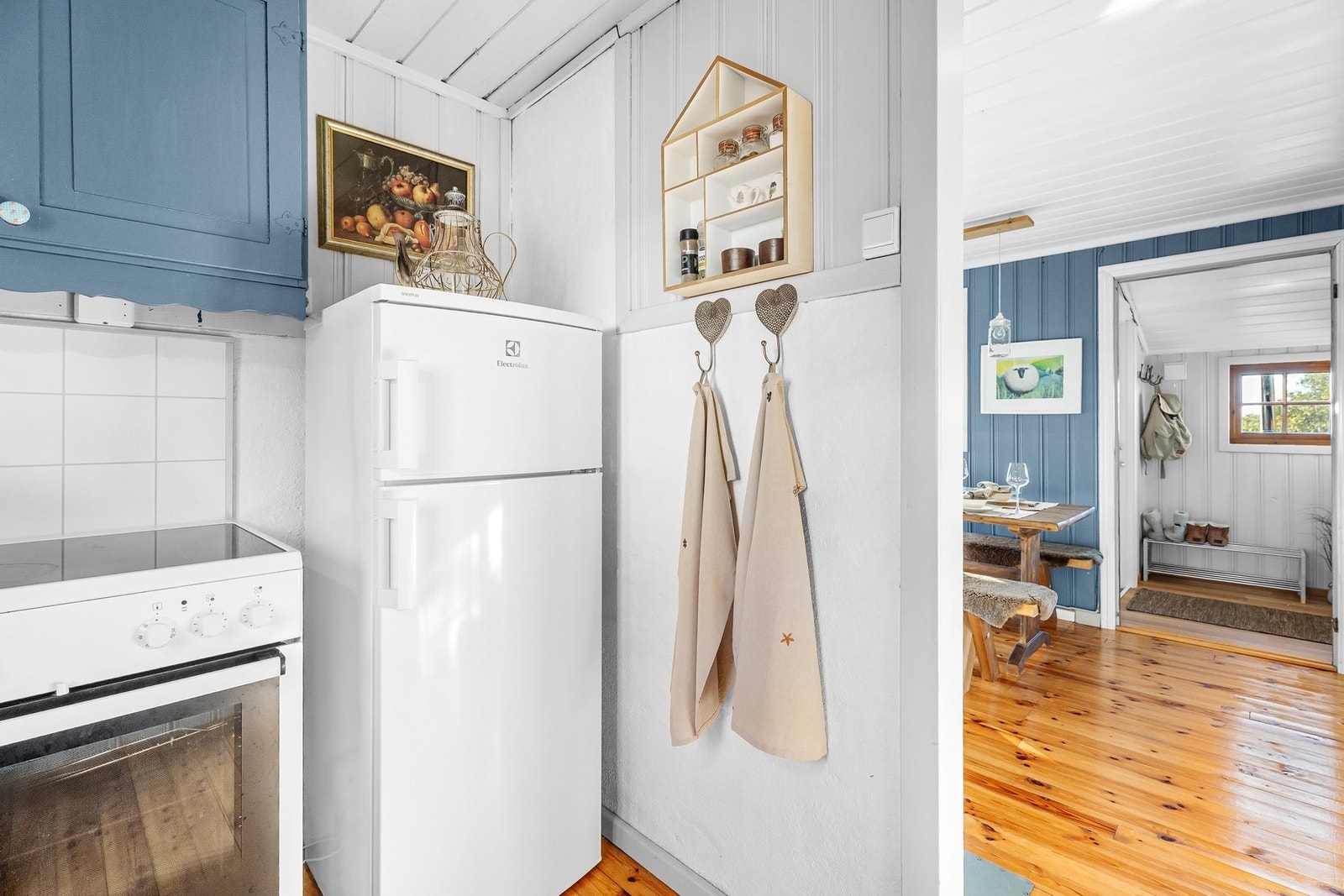 Plass til frittstående komfyr og kjøl/fryseskap. Galleribilde