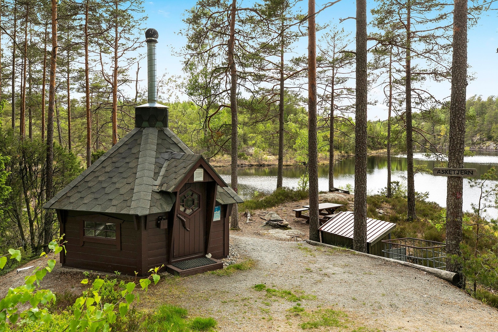 Grillhytte ved Asketjern. Galleribilde