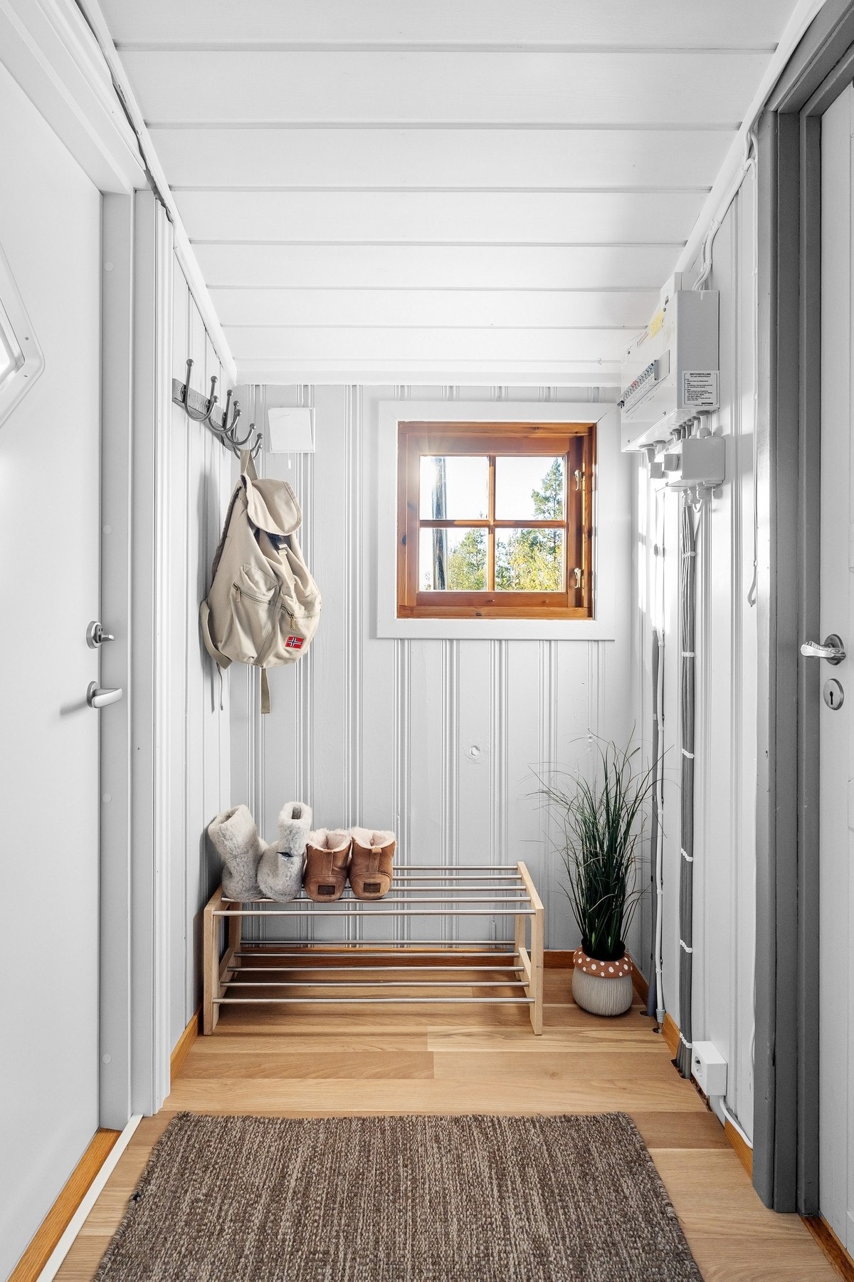 Koselig entré med plass til skotøy og jakker. Galleribilde