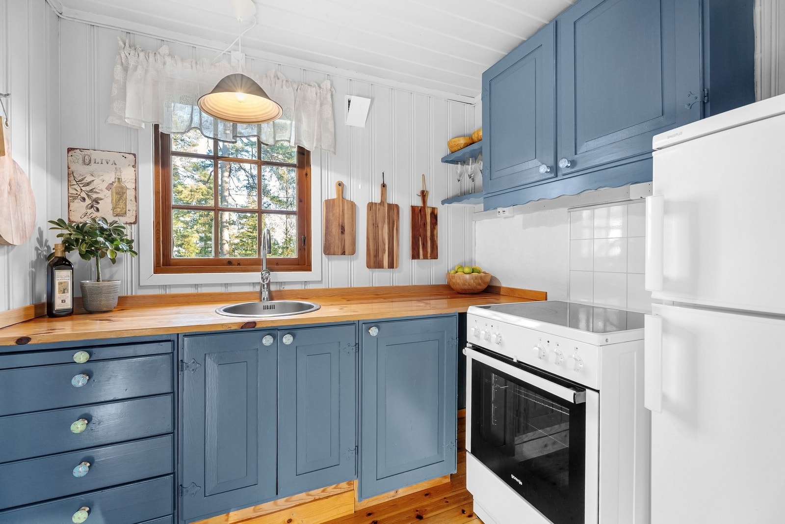 Koselig og funksjonell kjøkkenkrok. Innredningen har profilerte fronter, heltre benkeplate og oppvaskkum i stål med 1-greps blandebatteri. Galleribilde