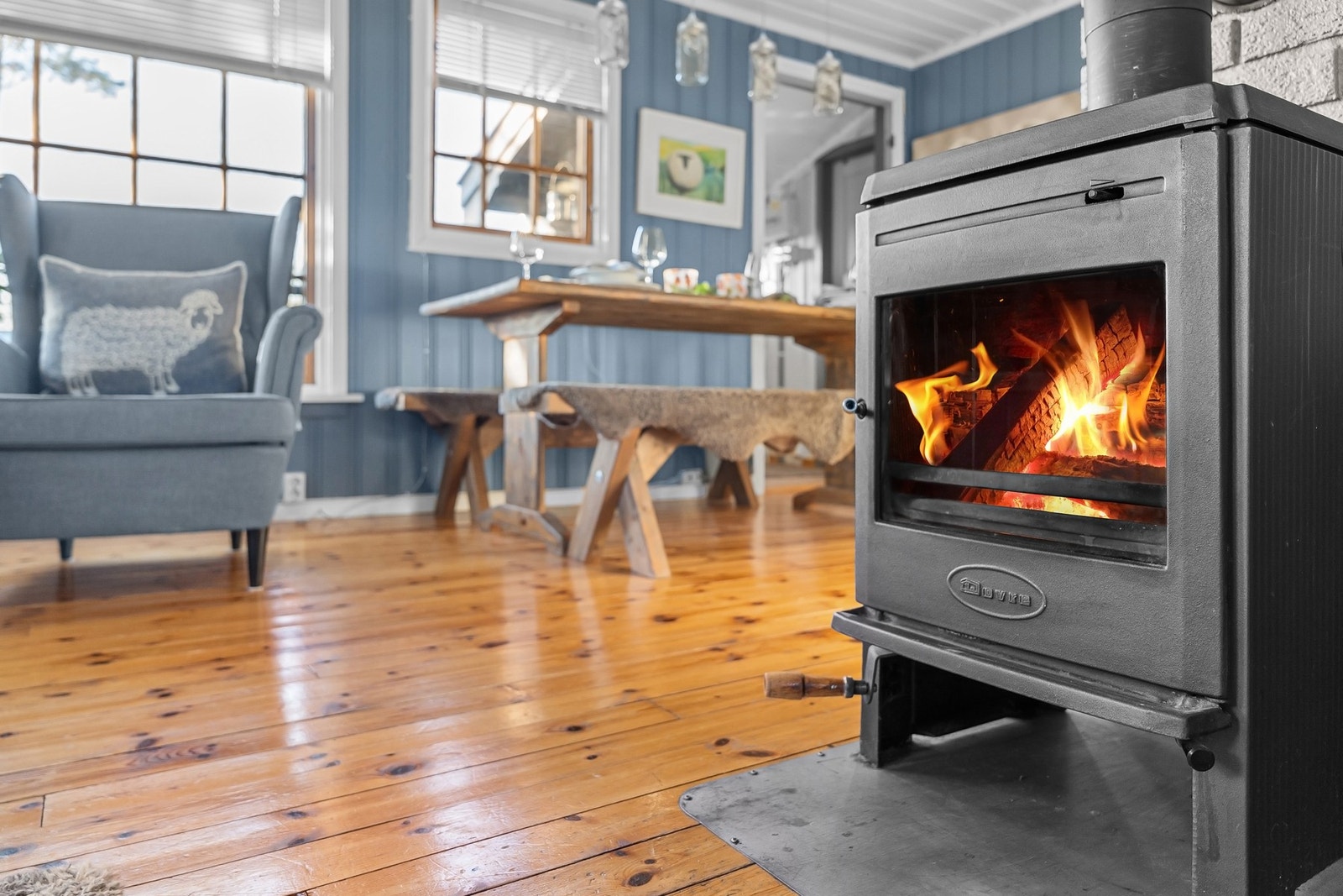 Hytta har oppvarming via elektrisitet og vedfyring. Galleribilde