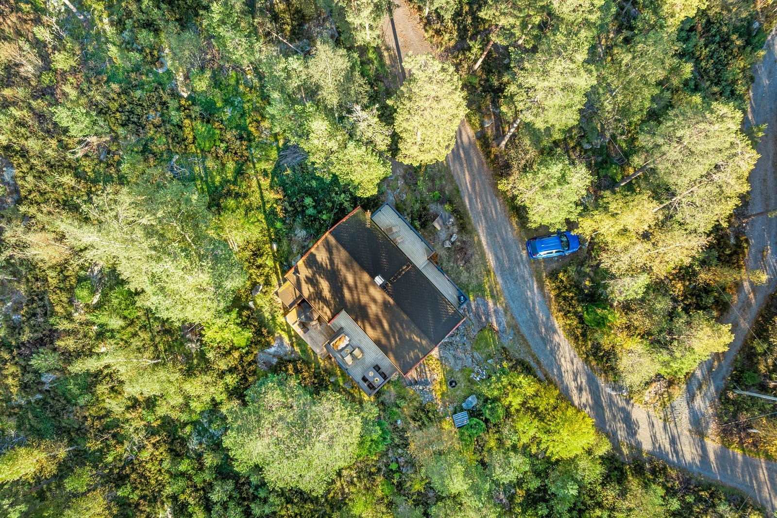 Fin bilvei helt frem og biloppstillingsplass like ved hytta. Galleribilde