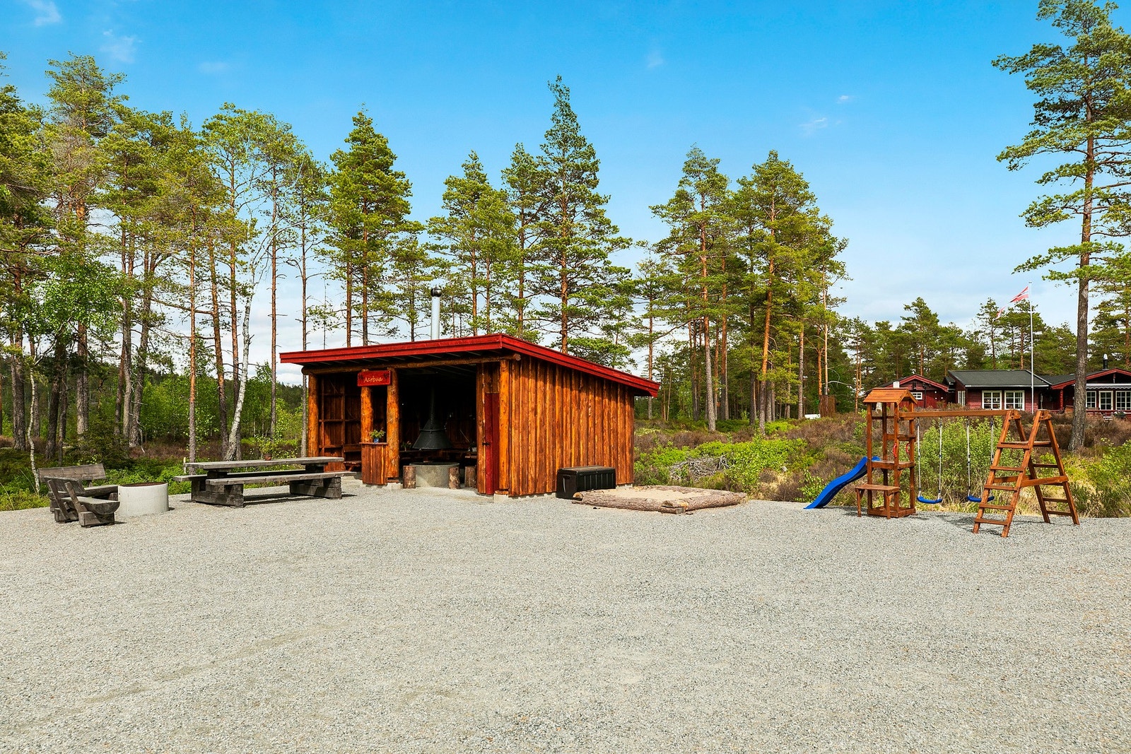 En herlig plass med gapahuk/grillplass, lekestativ og sandkasse til disposisjon. Galleribilde