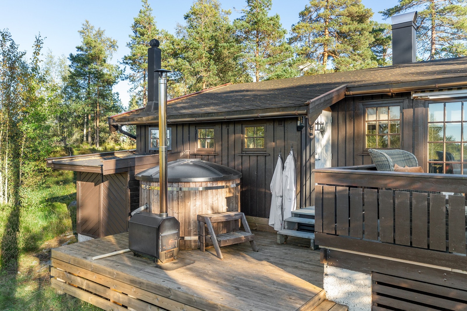 Direkte utgang til en romslig veranda med nedfelt badestamp og overbygd uteplass. Galleribilde