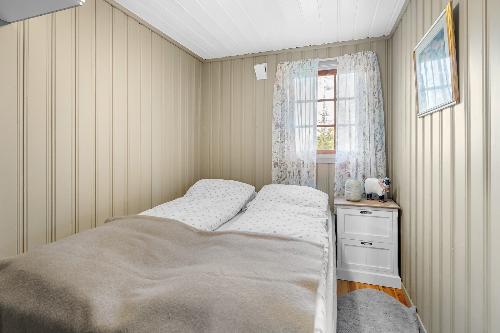 Det er to soverom i hytta. Dette er malt i en lun og behagelig farge. Galleribilde