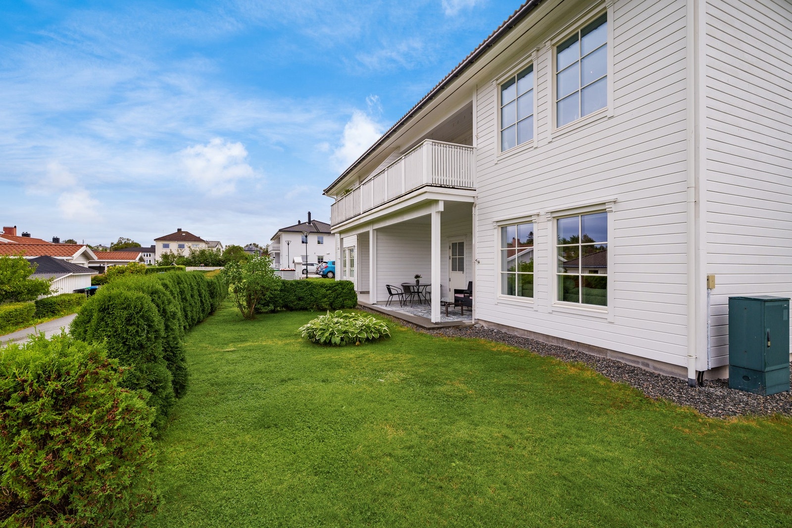 Siden boligen ligger i 1.etg. har den tilgang på egen hage i front av leiligheten som klippes av sameiets robotklipper. Galleribilde