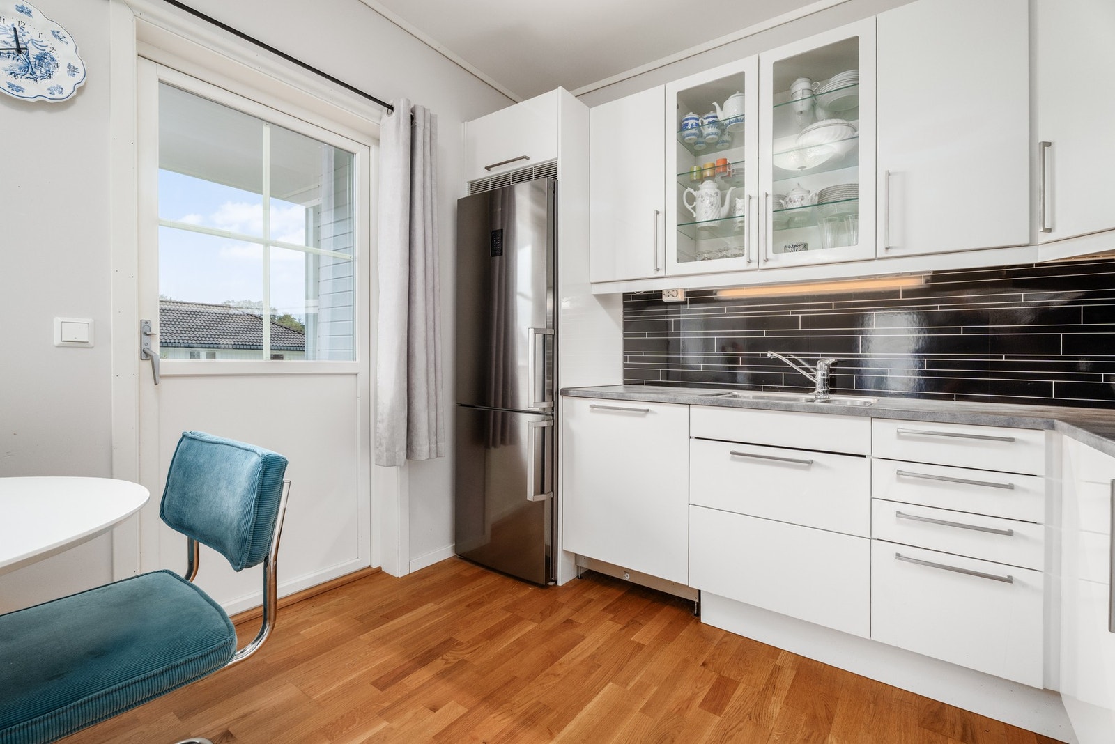 Utgang til uteområde fra kjøkkenet. Galleribilde