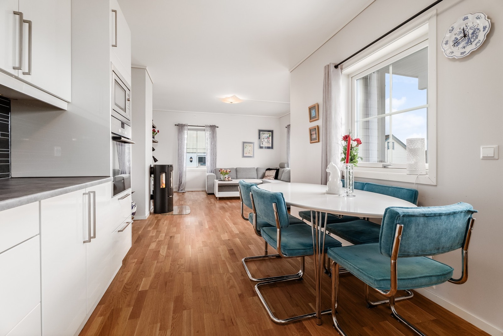 Spiseavdeling er perfekt plassert mellom stue og kjøkken. Galleribilde