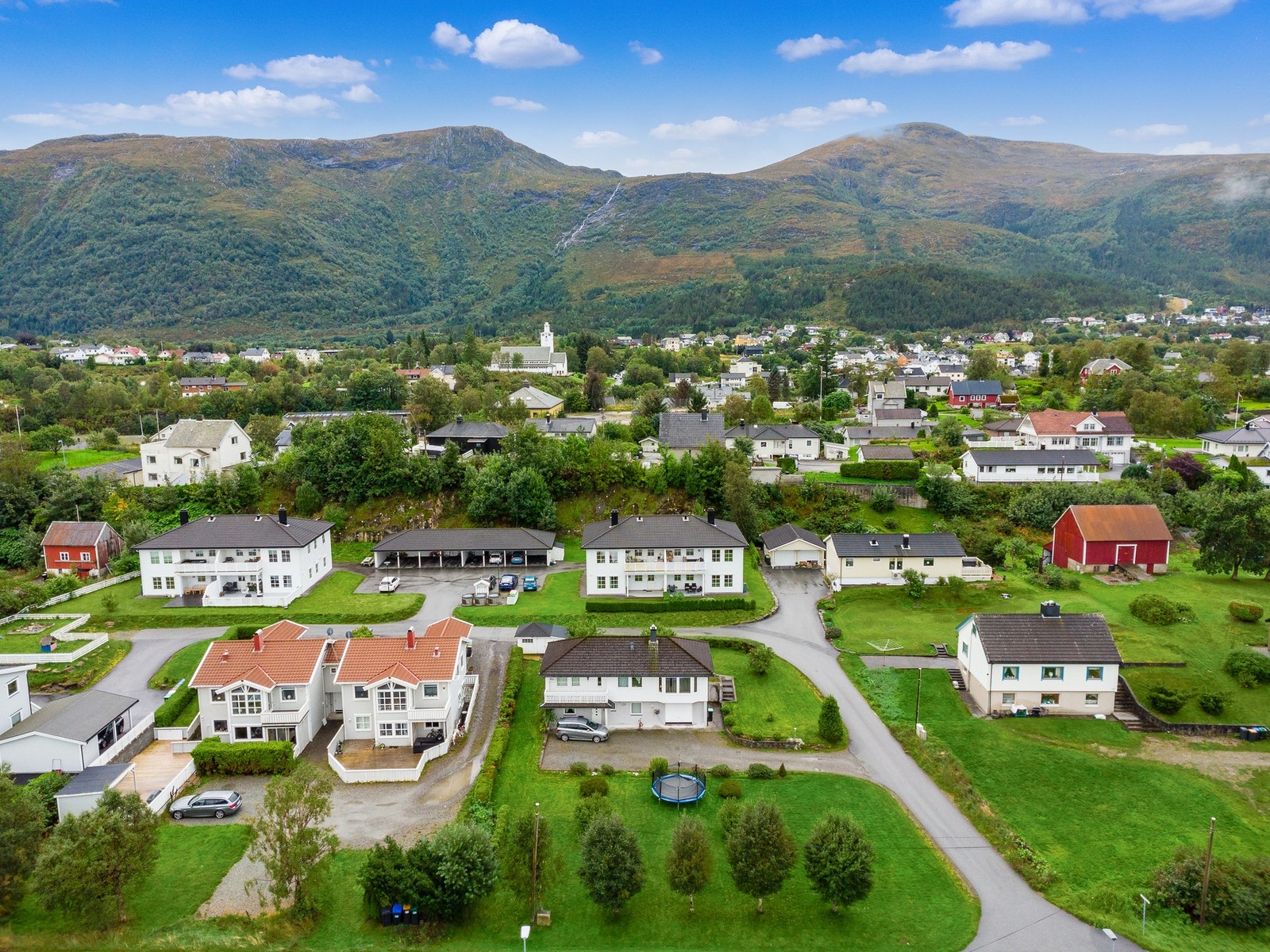 Boligen ligger bare få minutter unna Langevåg sentrum med flere butikker, spisesteder og mer. Galleribilde