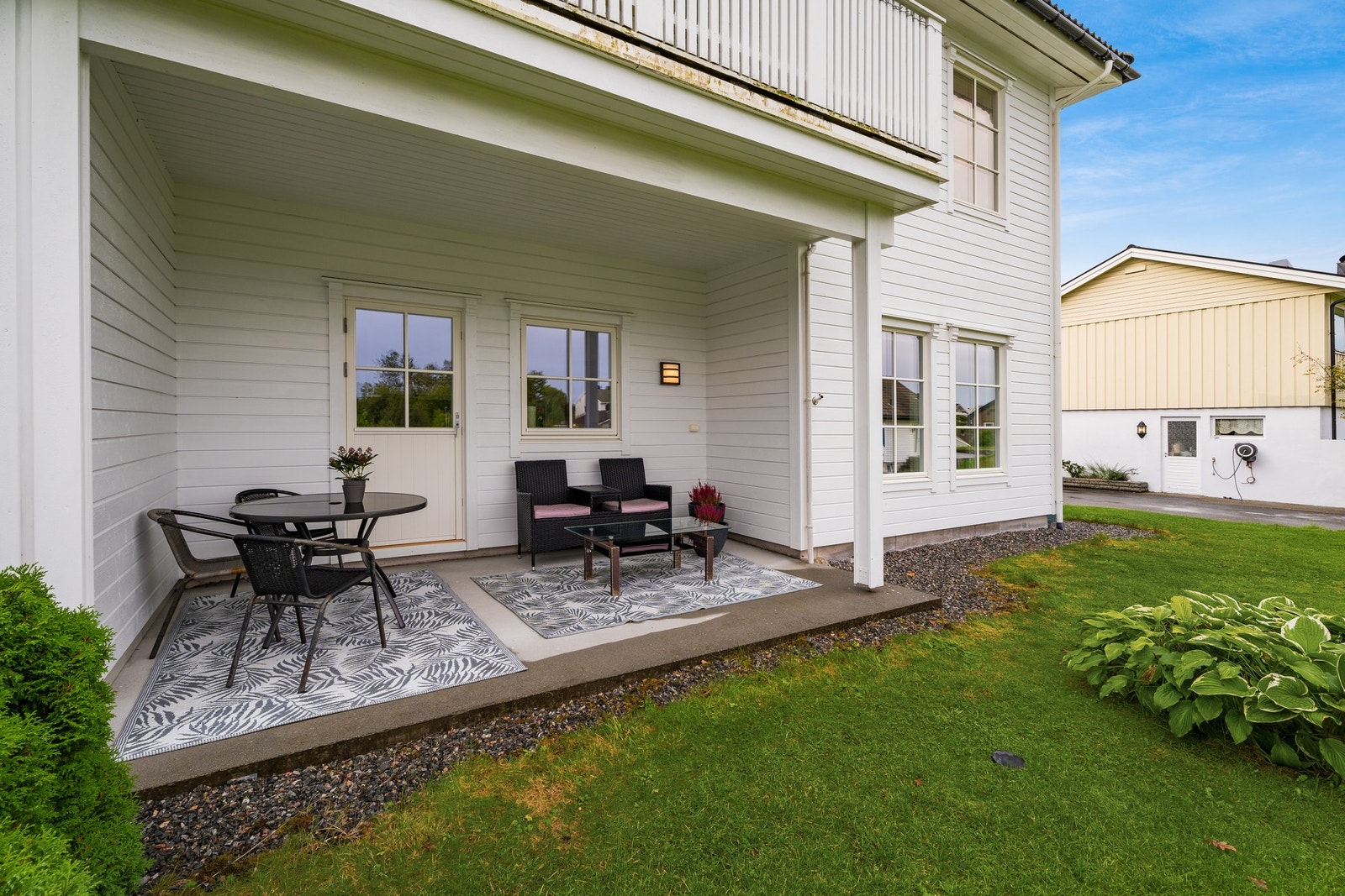 Koselig overbygd terrasse med utgang fra kjøkkenet. Galleribilde