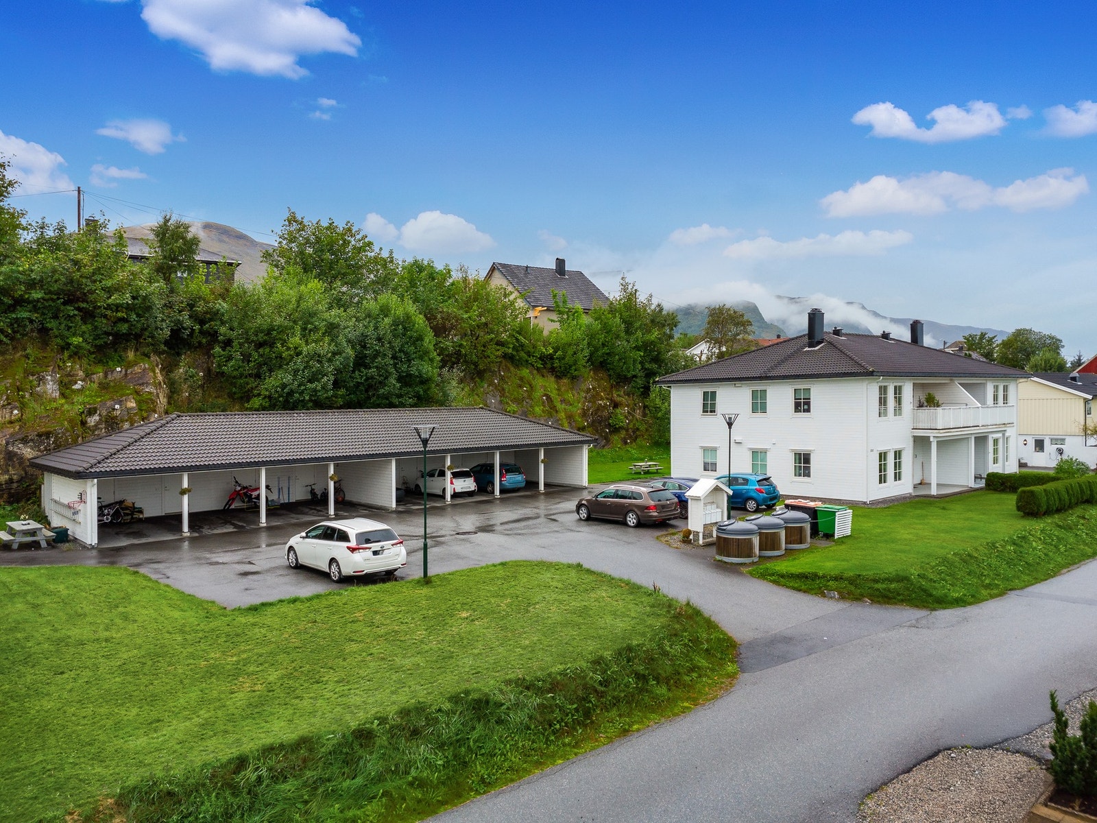 Parkering i carport og på asfaltert oppstillingsplass. Galleribilde