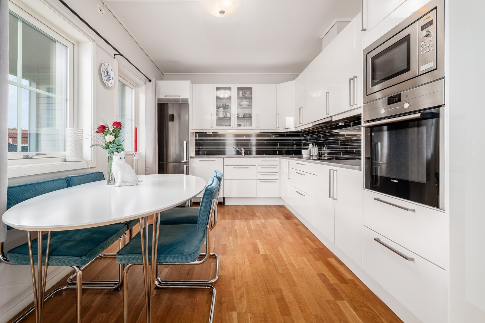 Kjøkkenet er utstyrt med spruteplater over kjøkkenbenk og integrerte hvitevarer som stekeovn, micro, oppvaskemaskin og platetopp. Galleribilde