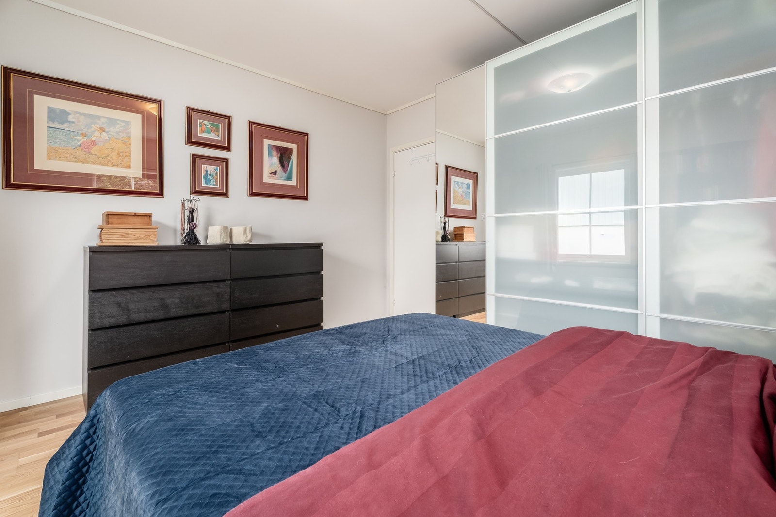 På hovedsoverommet er det et større garderobeskap. Galleribilde