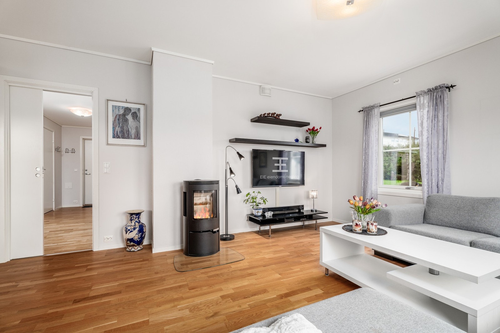 Vedfyring i stuen gir en lun varme. Galleribilde