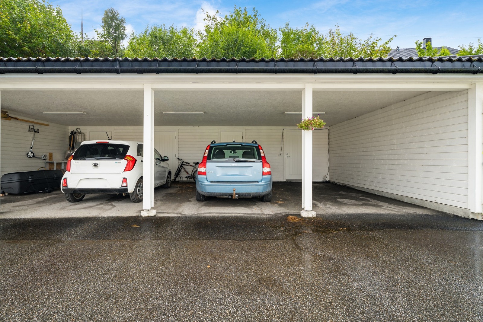 Boligen hat godt med lagringsplass i innvendig bod i tillegg til utvendig bod. Galleribilde