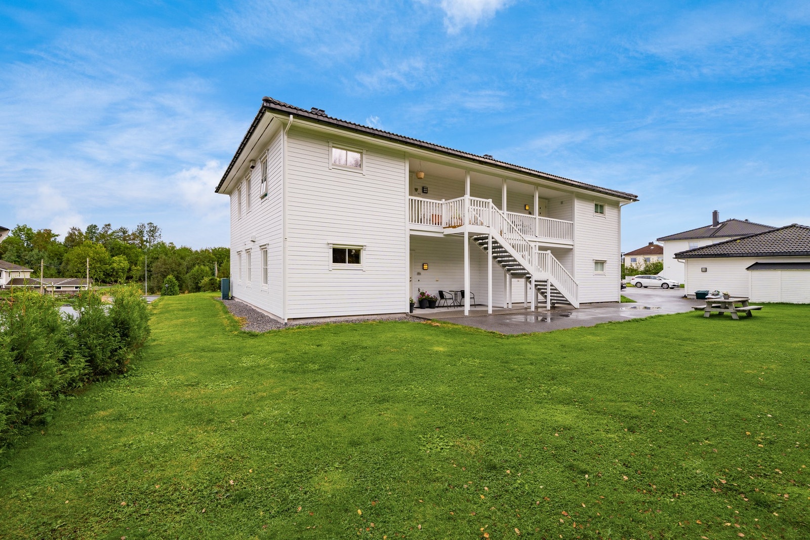 På baksiden av huset er det et større fellesområde som oppfattes svært skjermet. Galleribilde