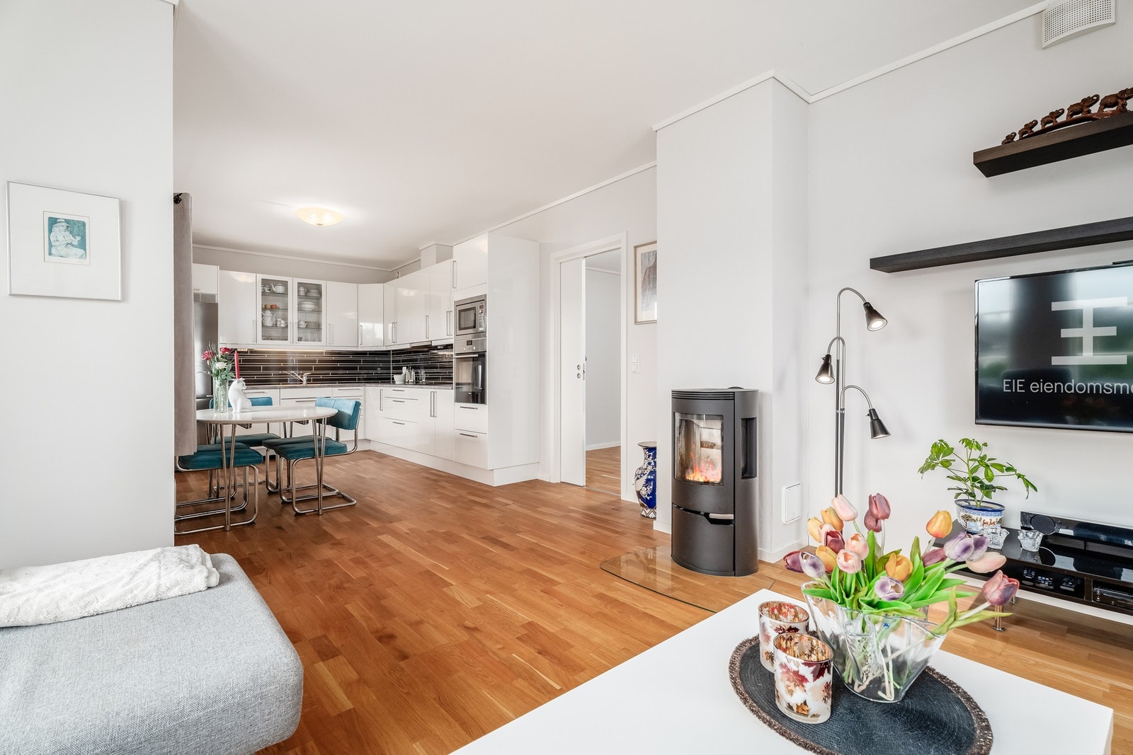 Det er åpen stue-/kjøkkenløsning i leiligheten. Galleribilde