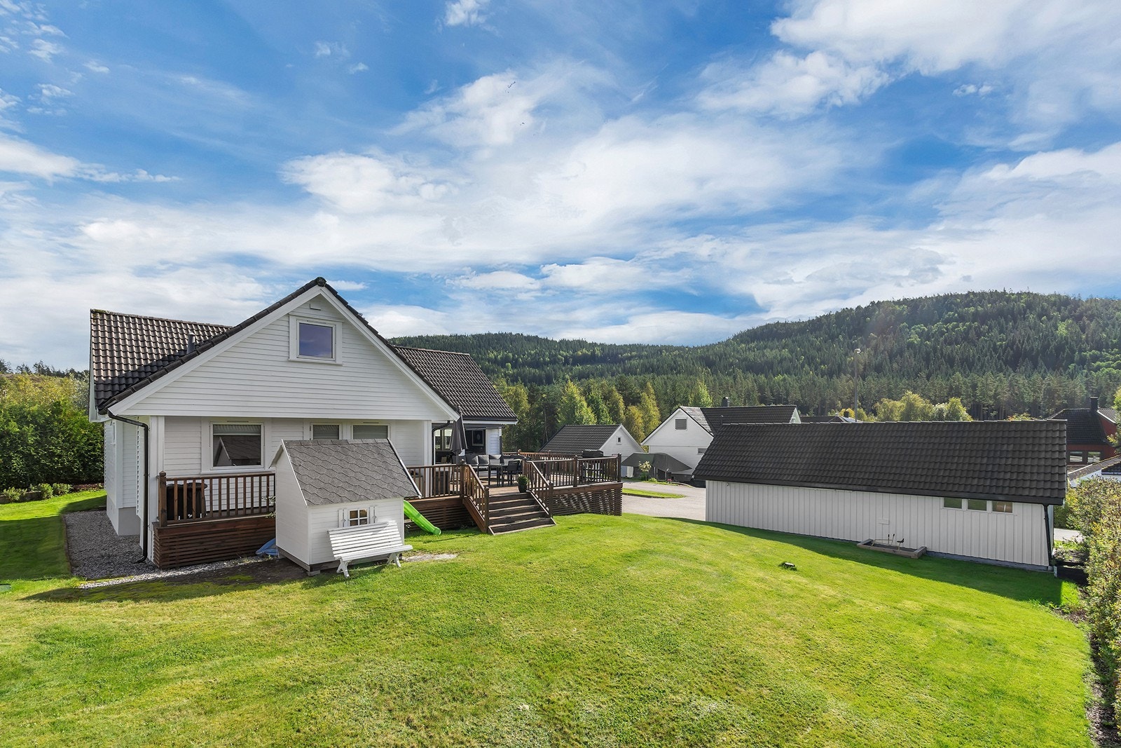 Fint uteområde med plass til lek og moro! Galleribilde