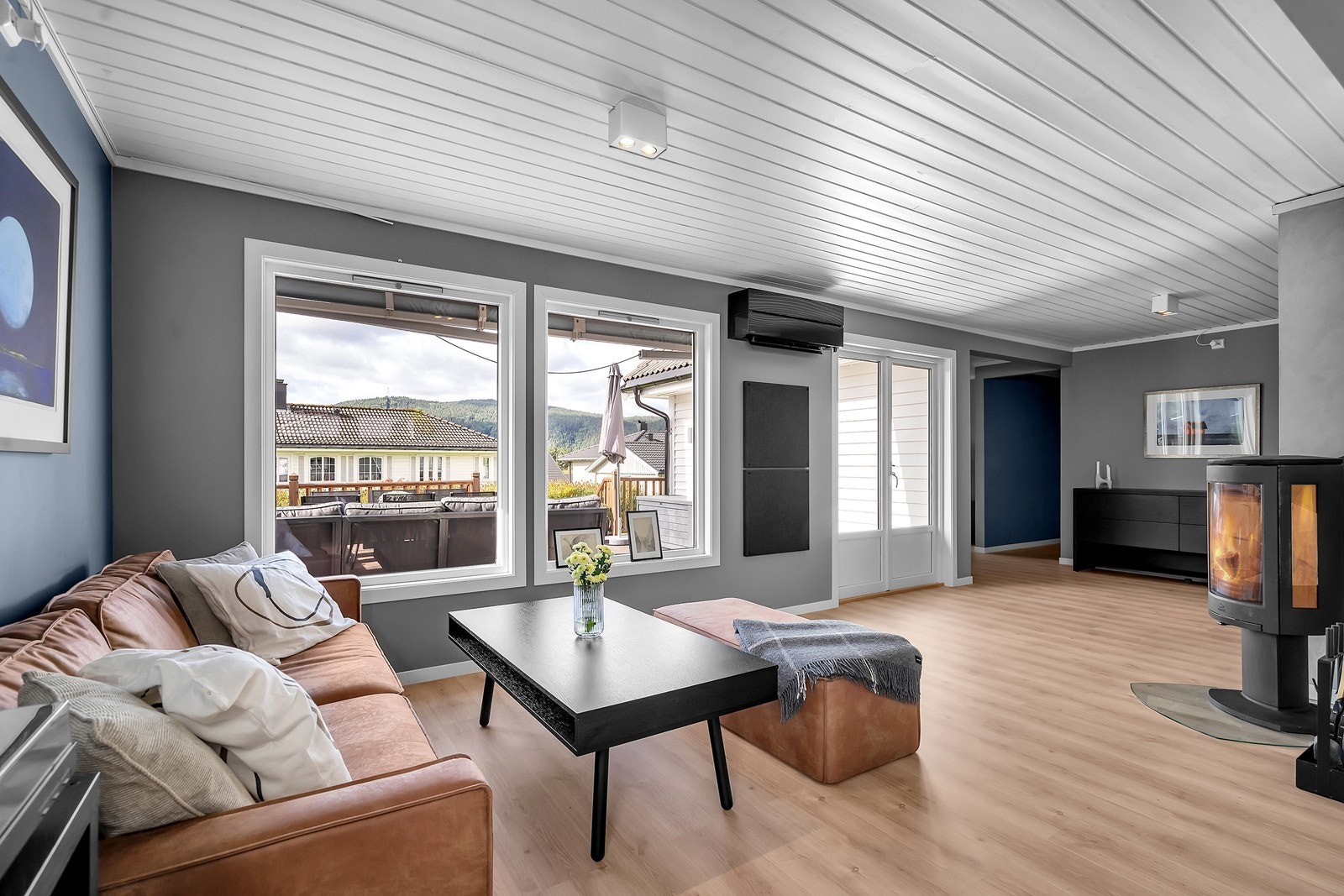 Fin stue med peisovn Galleribilde