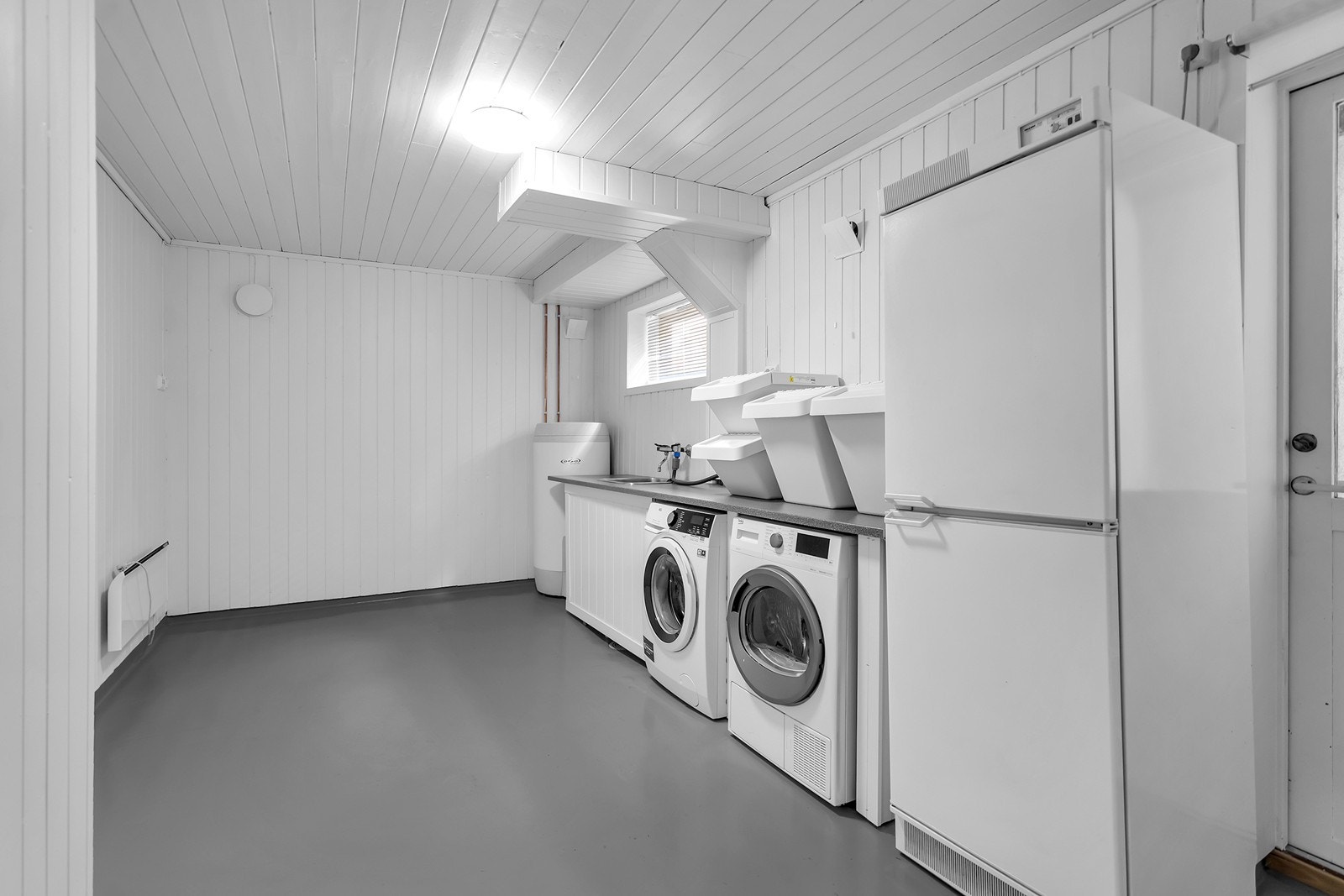 Romslig vaskerom i kjelleren med utgang ut Galleribilde
