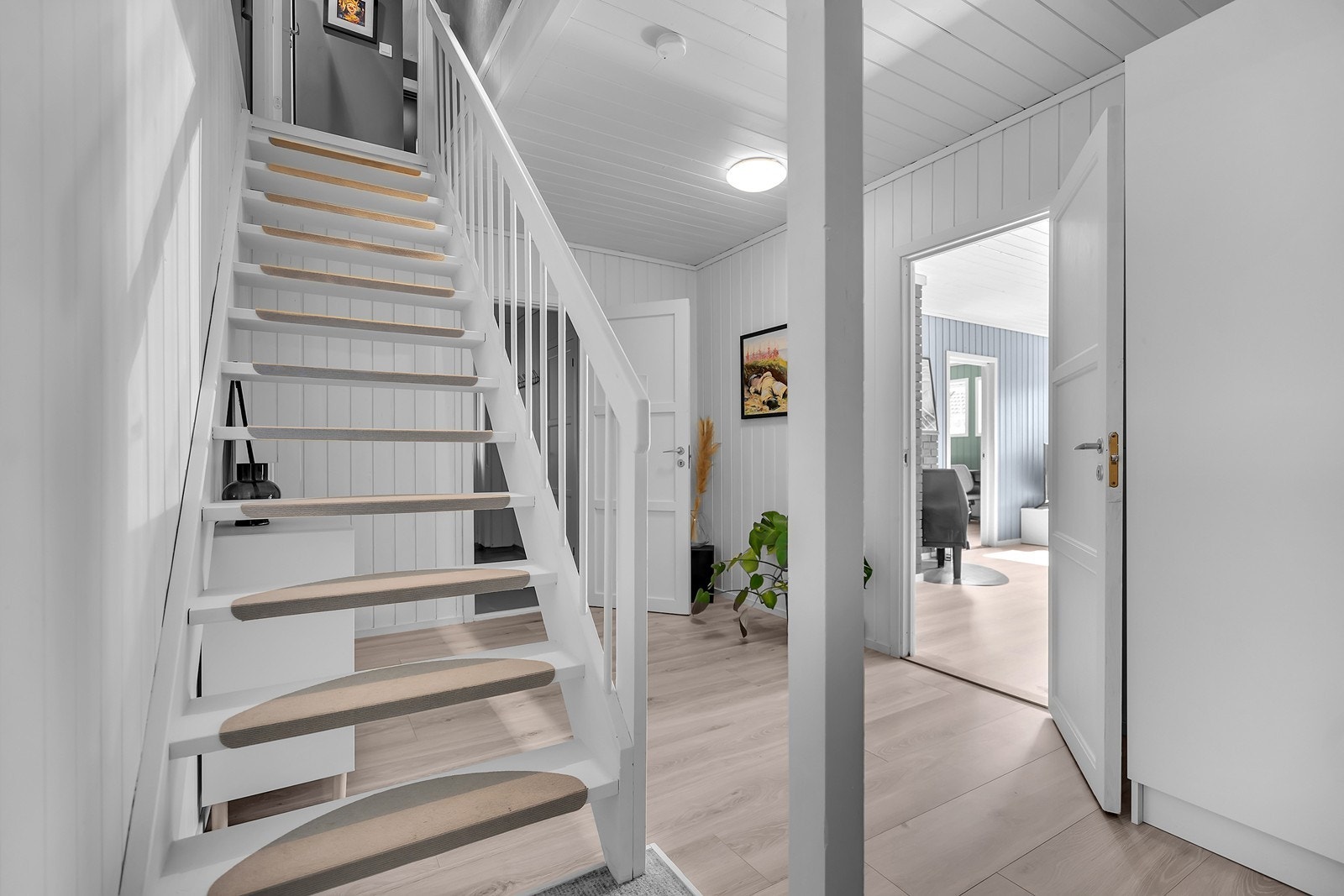 Gang m/trappeoppgang til 1.etasje Galleribilde