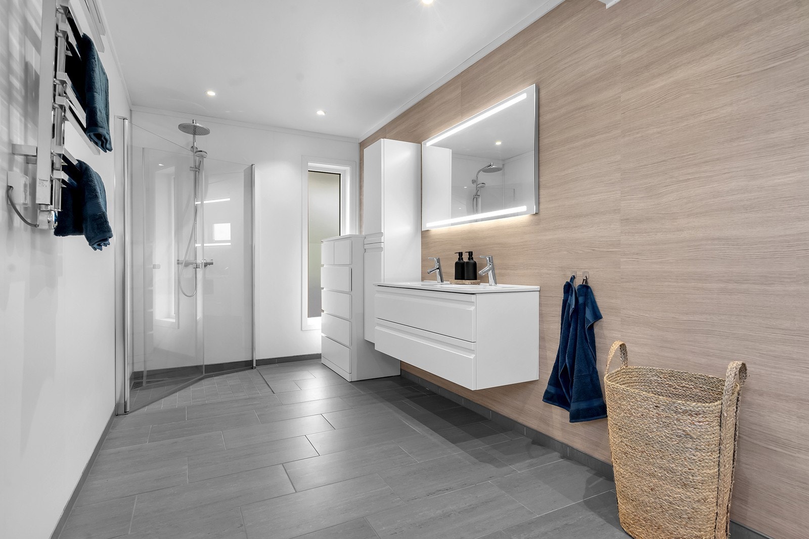 Moderne bad i 1.etasje Galleribilde