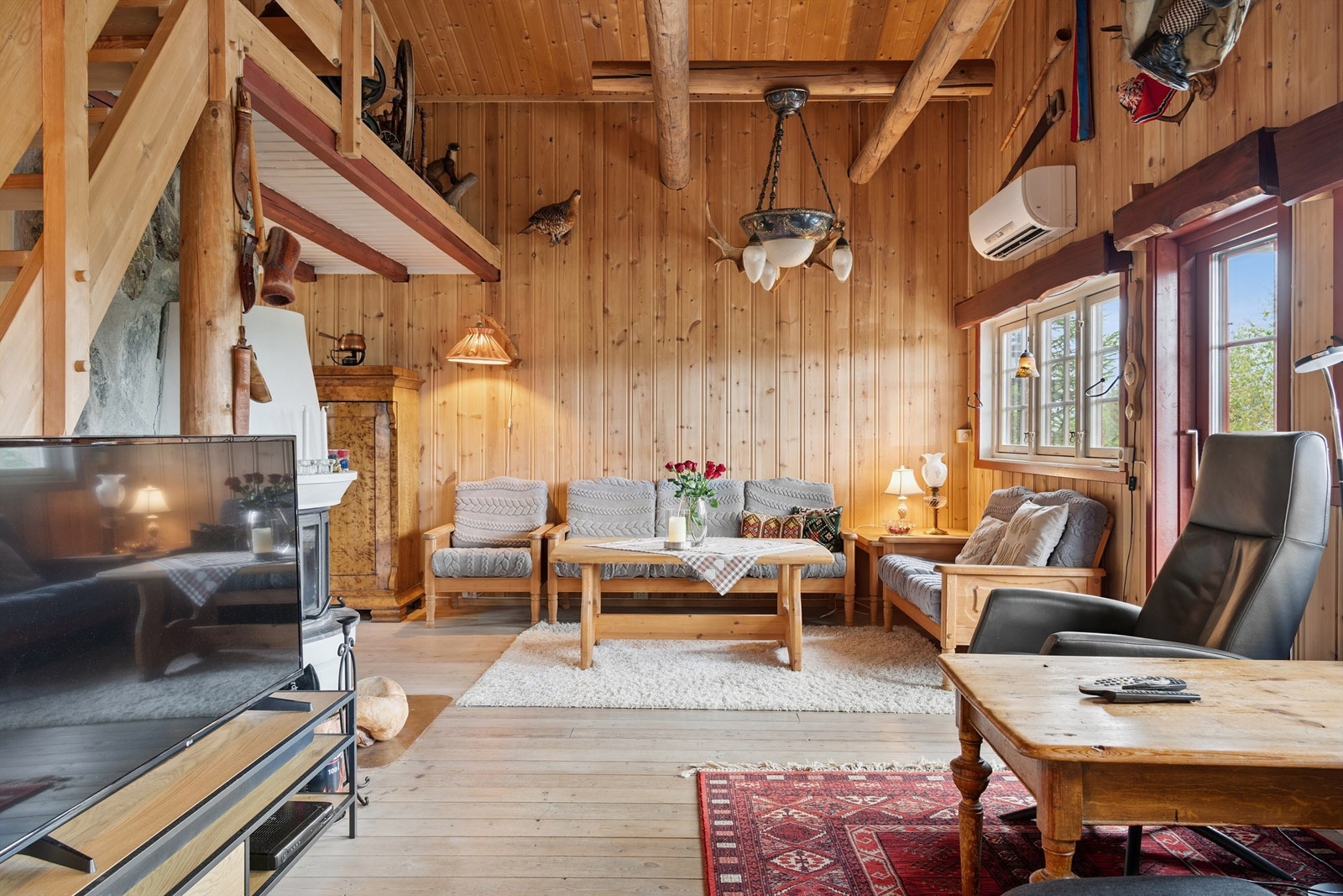 Stua er utstyrt med en luft-til-luft varmepumpe fra 2008 for effektiv oppvarming. Galleribilde