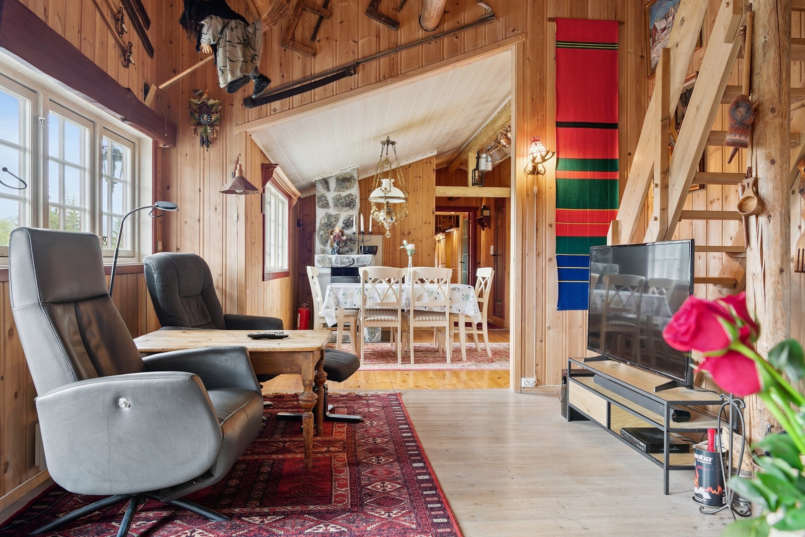 Fra stuen er det en åpen og sosial forbindelse mot spisestuen og kjøkkenet. Galleribilde