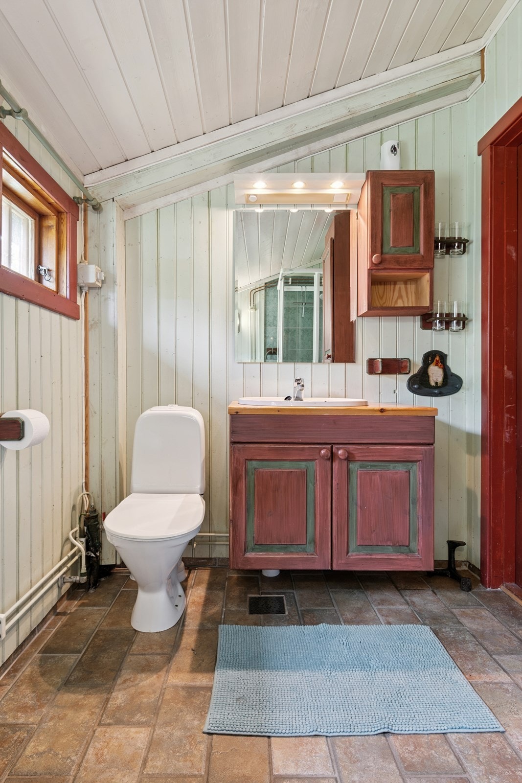 Badet er utstyrt med servantinnredning, toalett og elektrisk gulvvarme for økt komfort. Galleribilde