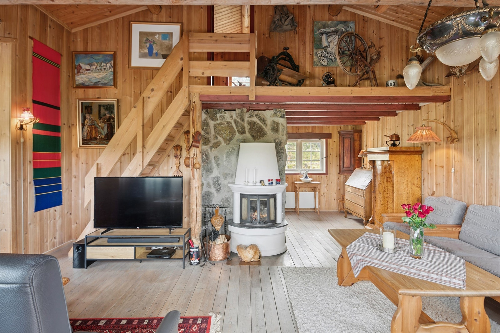 Fra stua er det trapp som leder opp til hemsen. Galleribilde