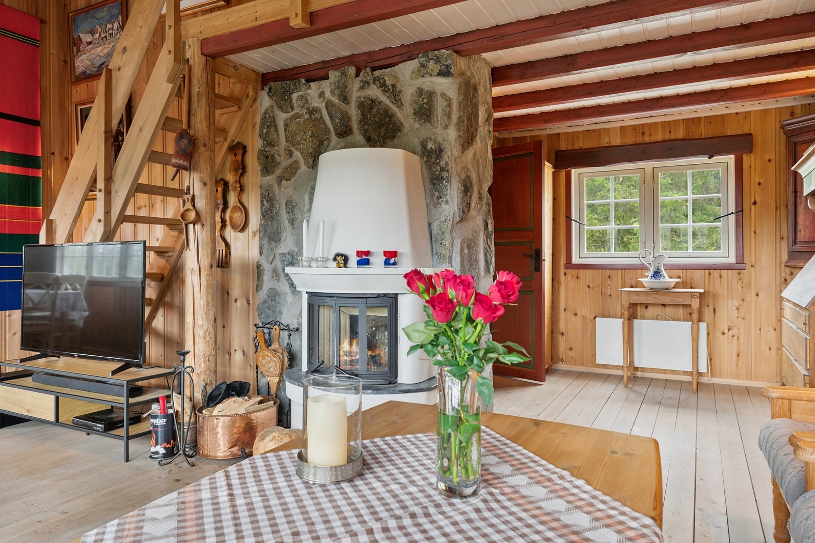 I stua er det også en peis, som skaper en klassisk atmosfære i hytta. Galleribilde