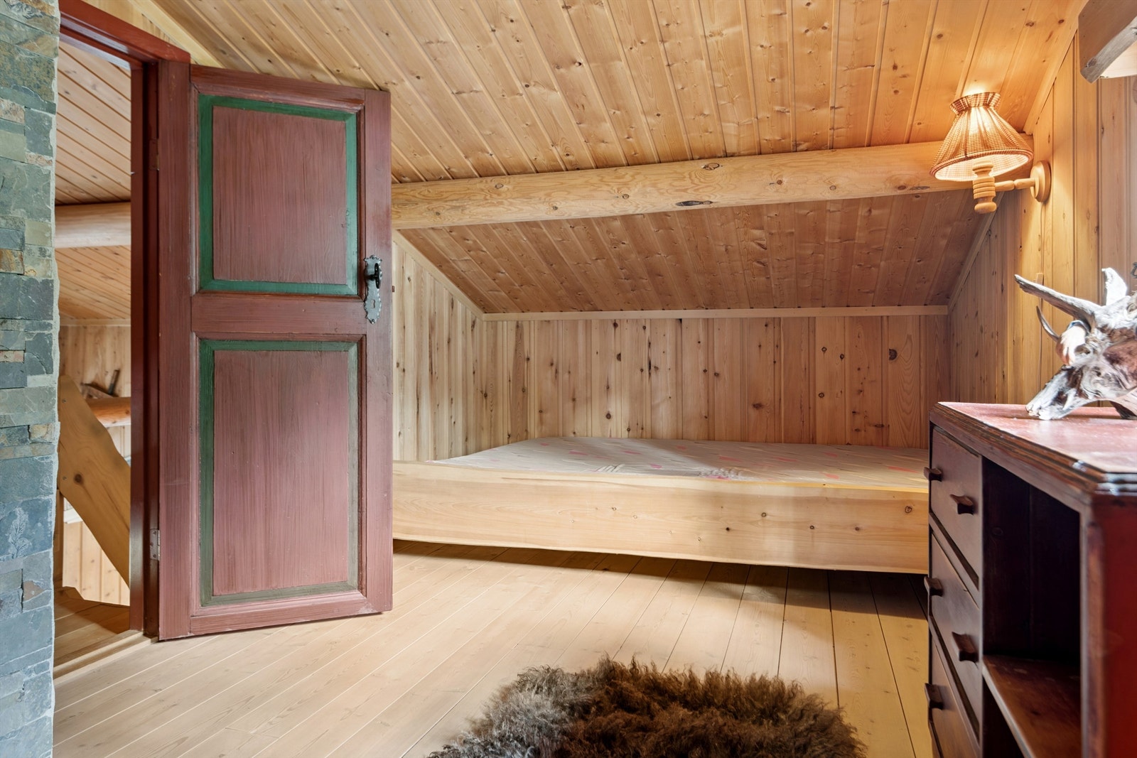 Hemsen er innredet med soveplasser og har en lun atmosfære med trepanel i tak og vegger. Galleribilde