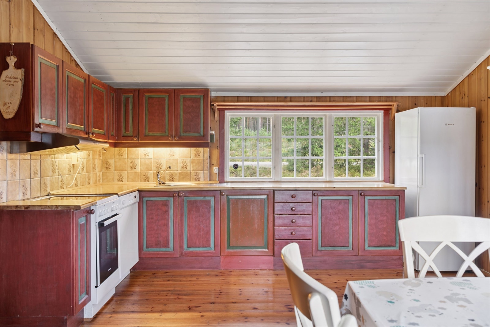 Kjøkkeninnredningen har praktisk hjørneløsning og god arbeidsyte på benkeplaten. Ventilator med avtrekk ut. Galleribilde