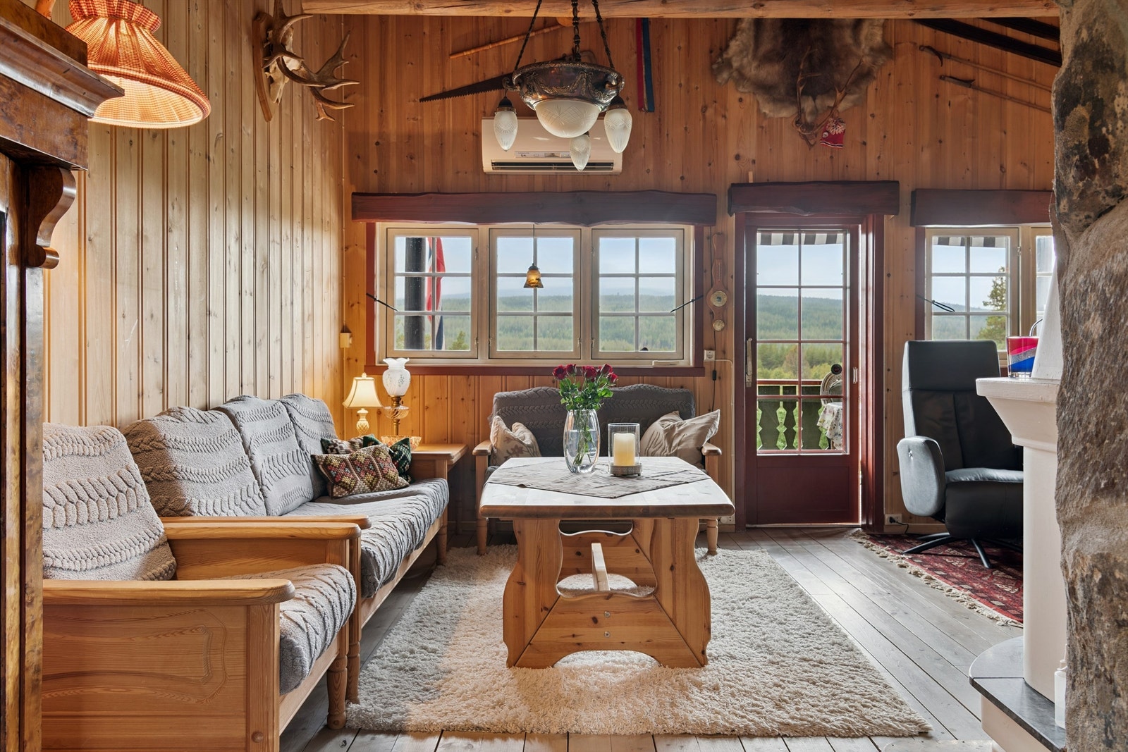 Stuen er et lunt samlingspunkt med god plass til sittegrupper og direkte utgang til terrassen. Galleribilde